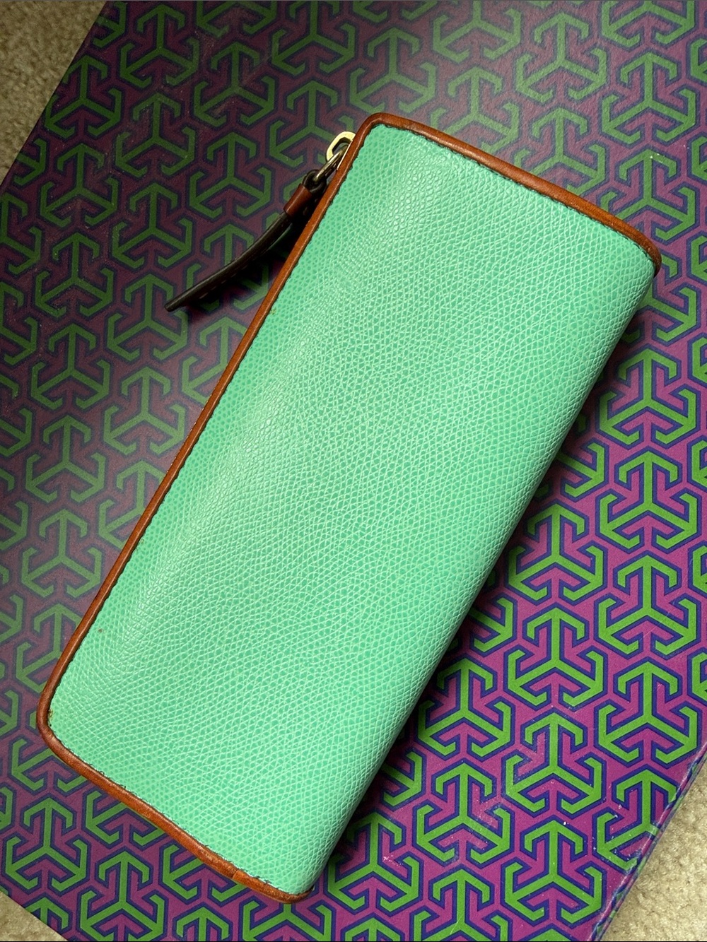 Dooney & Bourke Mint Green Leather Zip Wallet with Brown Trim - Picture 6 of 12